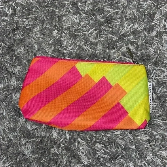 COPY - Clinique travel/ Makeup bag - Picture 2 of 4